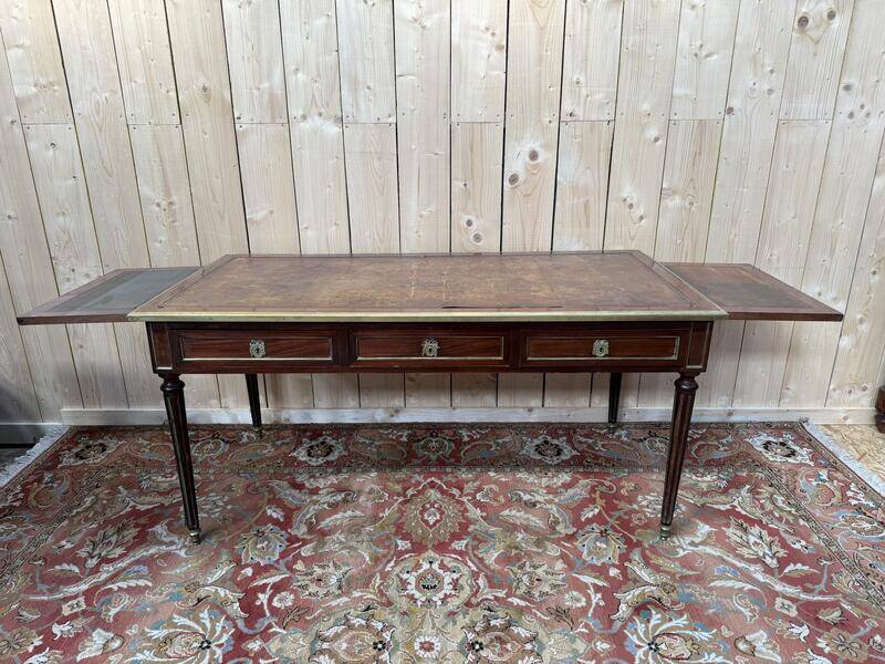 Bureau plaît de style Louis XVI en acajou et filets de laiton
