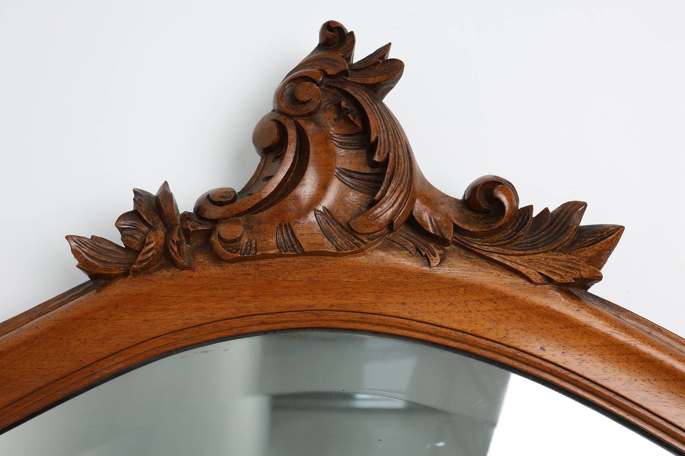 Miroir belge en chêne sculpté de style Louis XV du XXe siècle