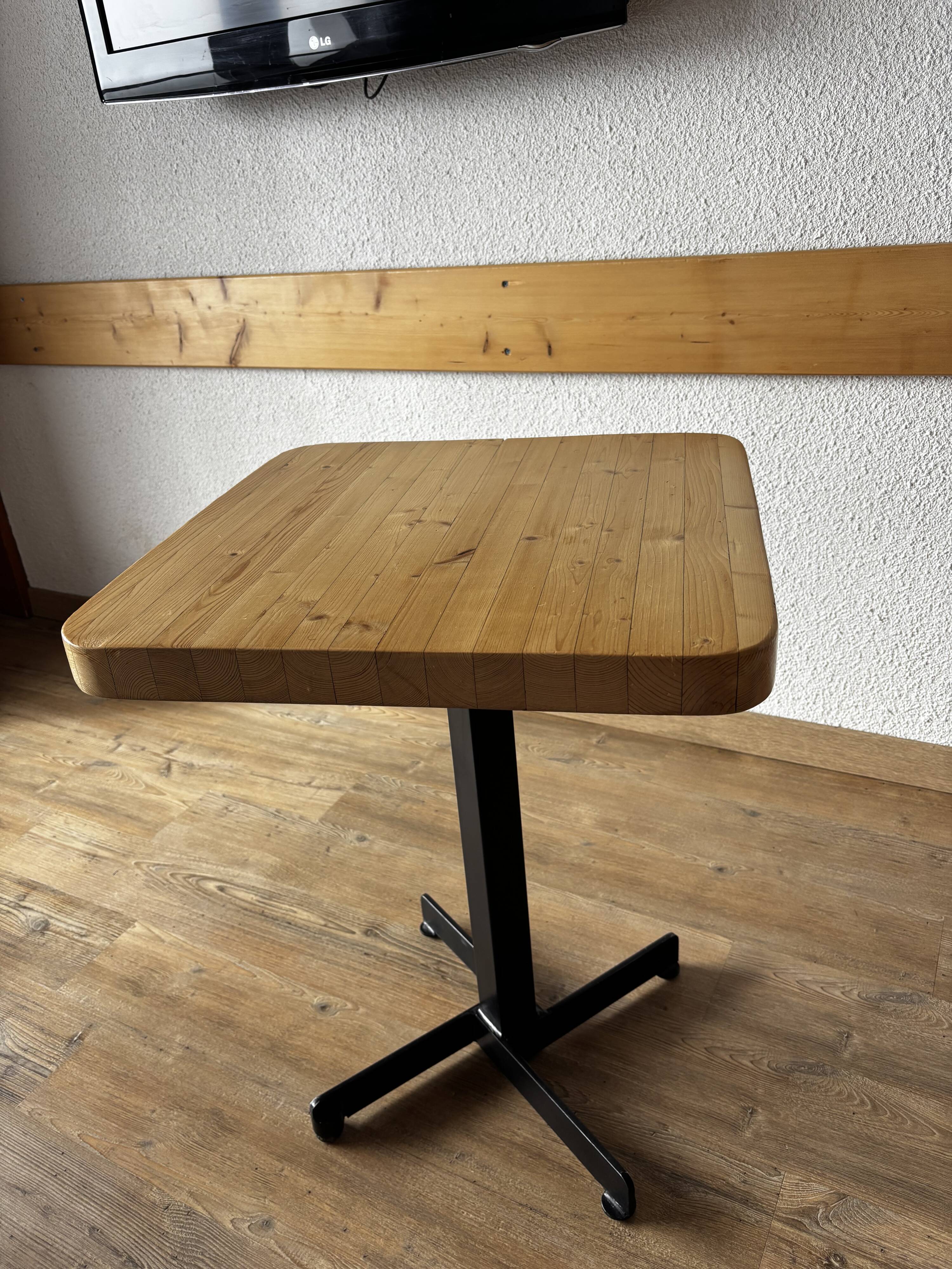Table carré Charlotte Perriand