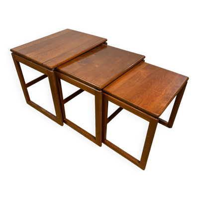 Ensemble de tables gigognes en teck style rétro vintage milieu du siècle, inspiration scandinave des années 1960 •