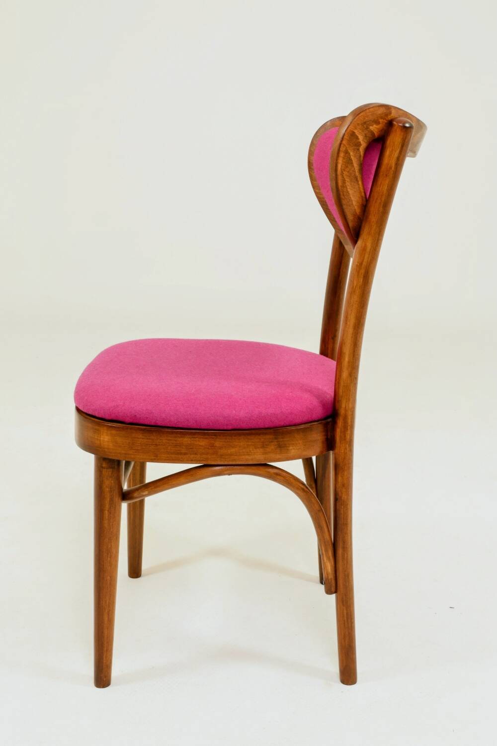 Chaise rétro en bois cintré de style classique, revêtement en laine fuchsia, rénovée.