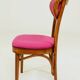 Chaise rétro en bois cintré de style classique, revêtement en laine fuchsia, rénovée.