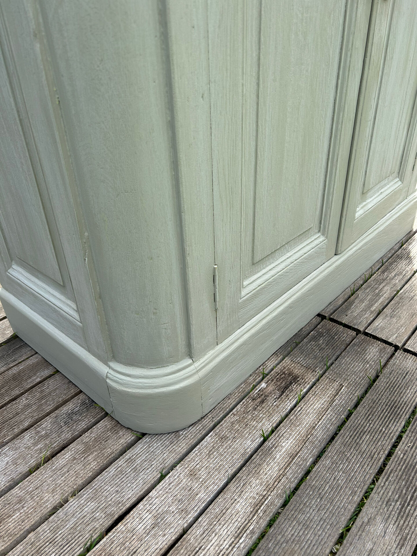 Buffet d’office sur plinthe en chêne gris mastic