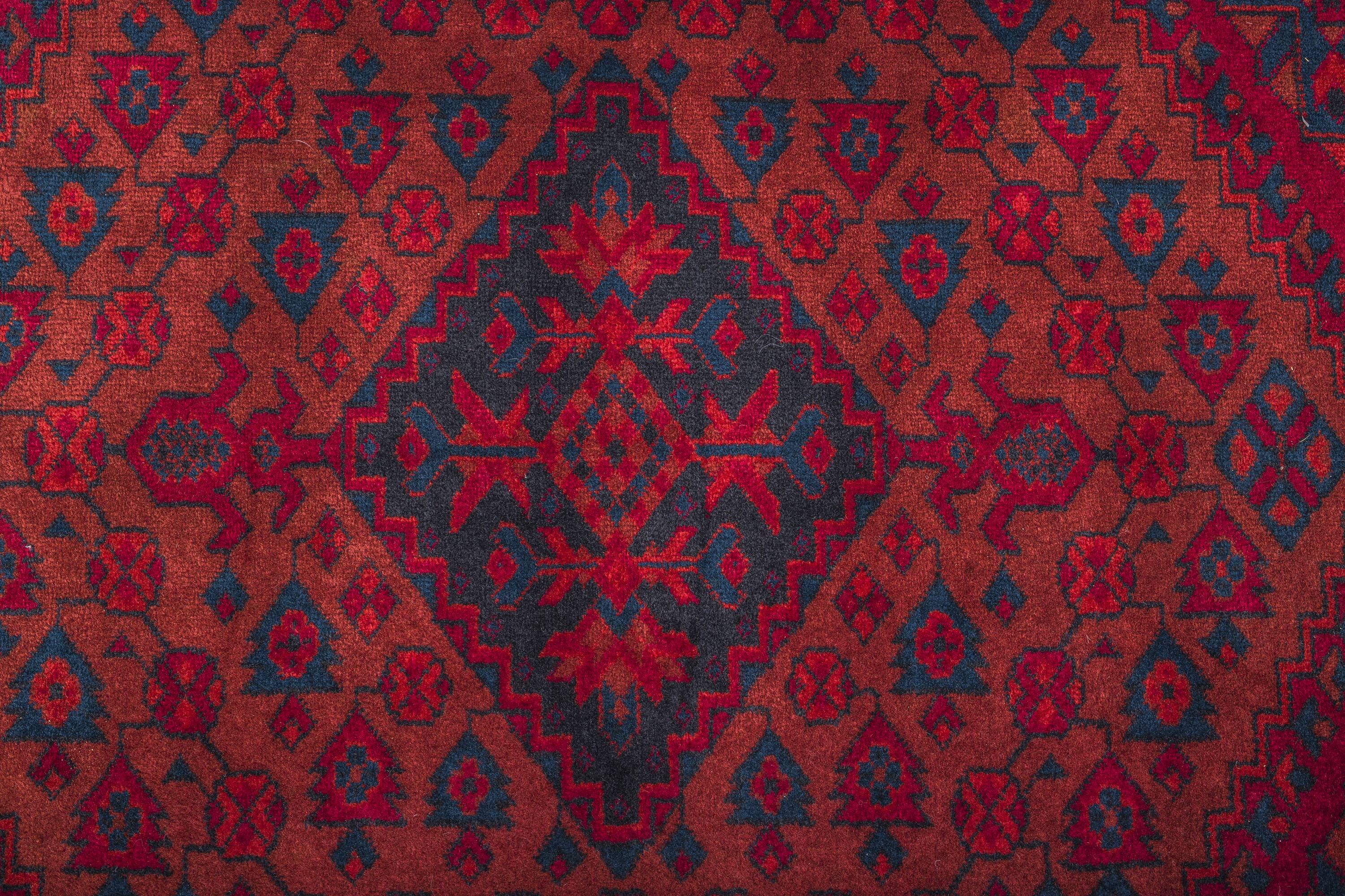 Tapis du Moyen-Orient en laine rouge et bleu tribal, années 1950