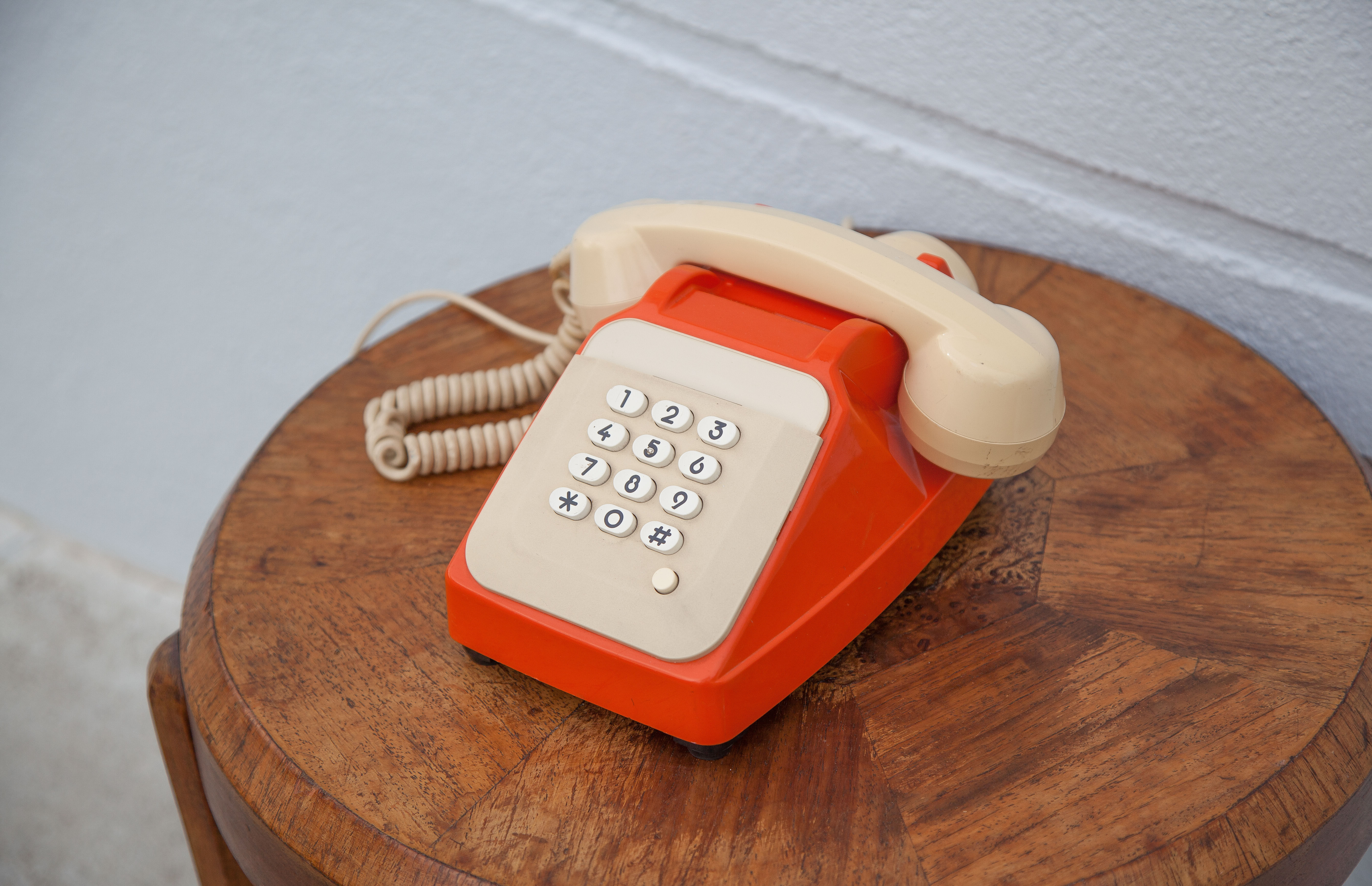 Téléphone orange et beige vintage, téléphone à touches, appareil téléphonique, rétro