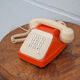 Téléphone orange et beige vintage, téléphone à touches, appareil téléphonique, rétro