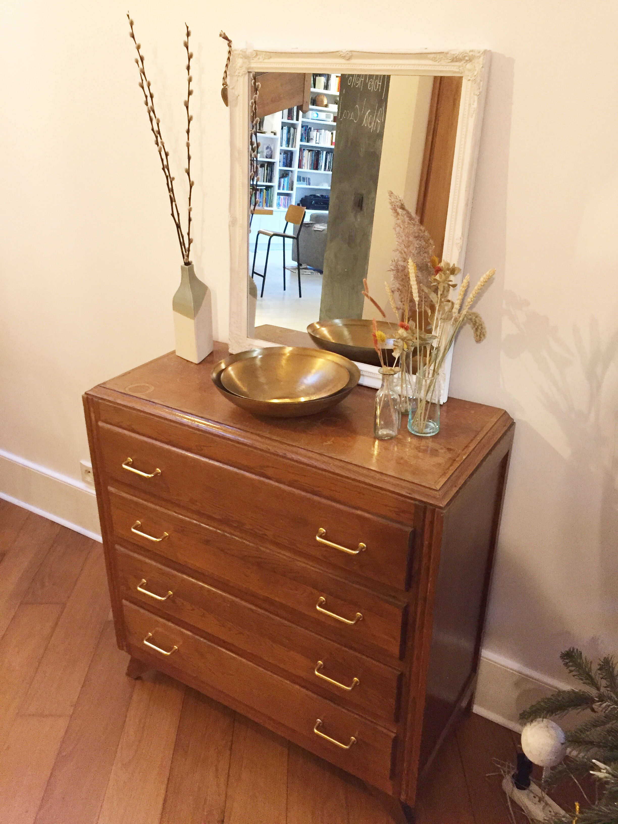 Commodity 4 compass foot drawers