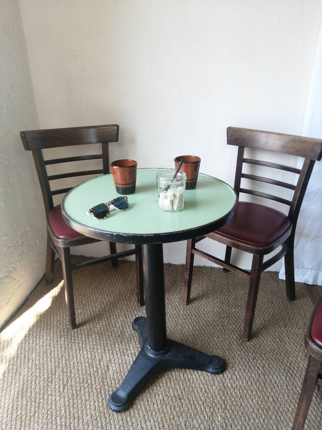 Lot de 4 chaises bistrot TON en bois courbé et assises en skaï rouge vintage.