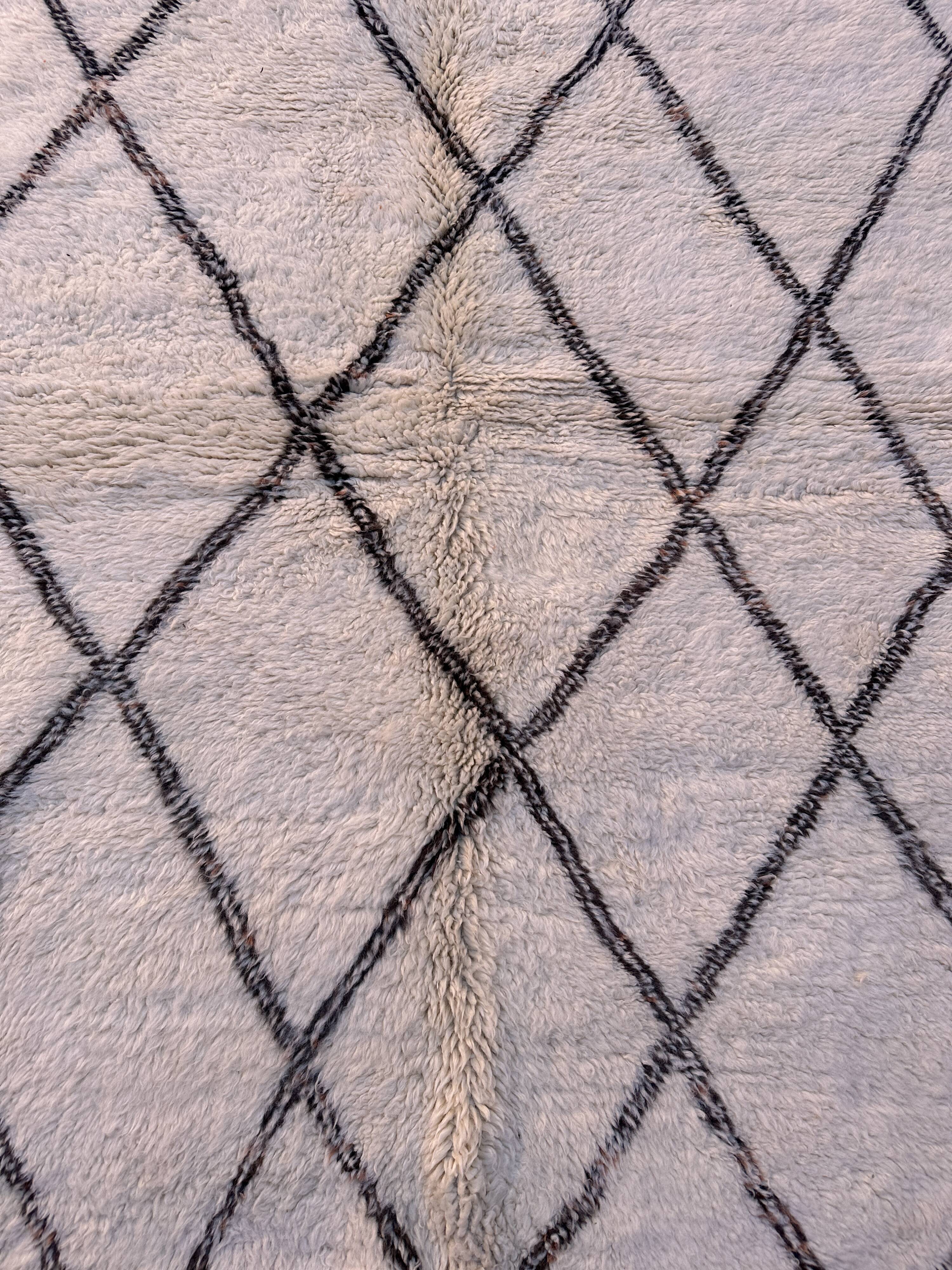 White Beni M'Rirt Moroccan Rug - 168 x 223 cm