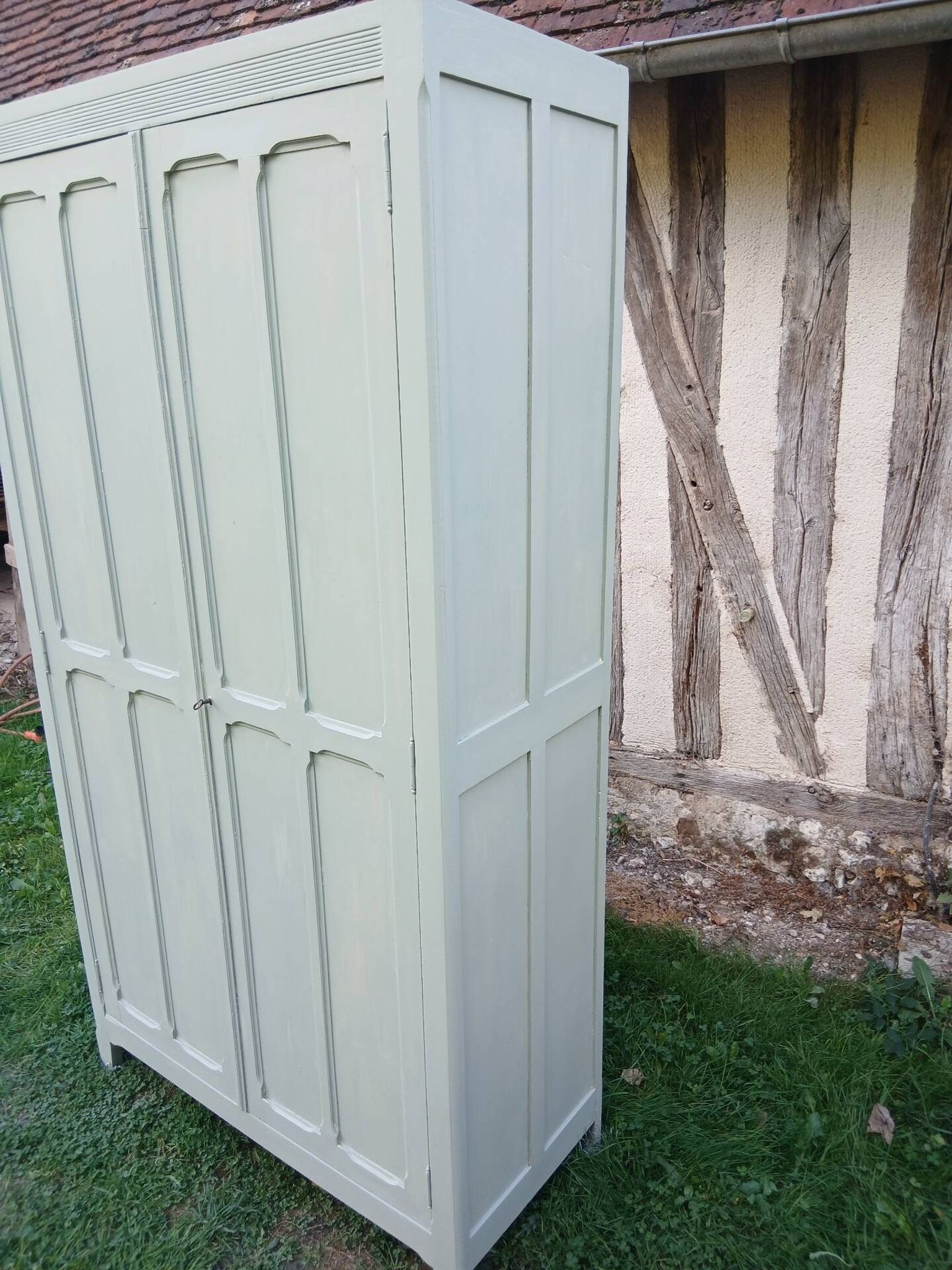 Parisian wardrobe with 2 doors and 3 shelves in Luxembourg green.
