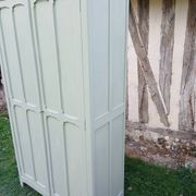 Parisian wardrobe with 2 doors and 3 shelves in Luxembourg green.