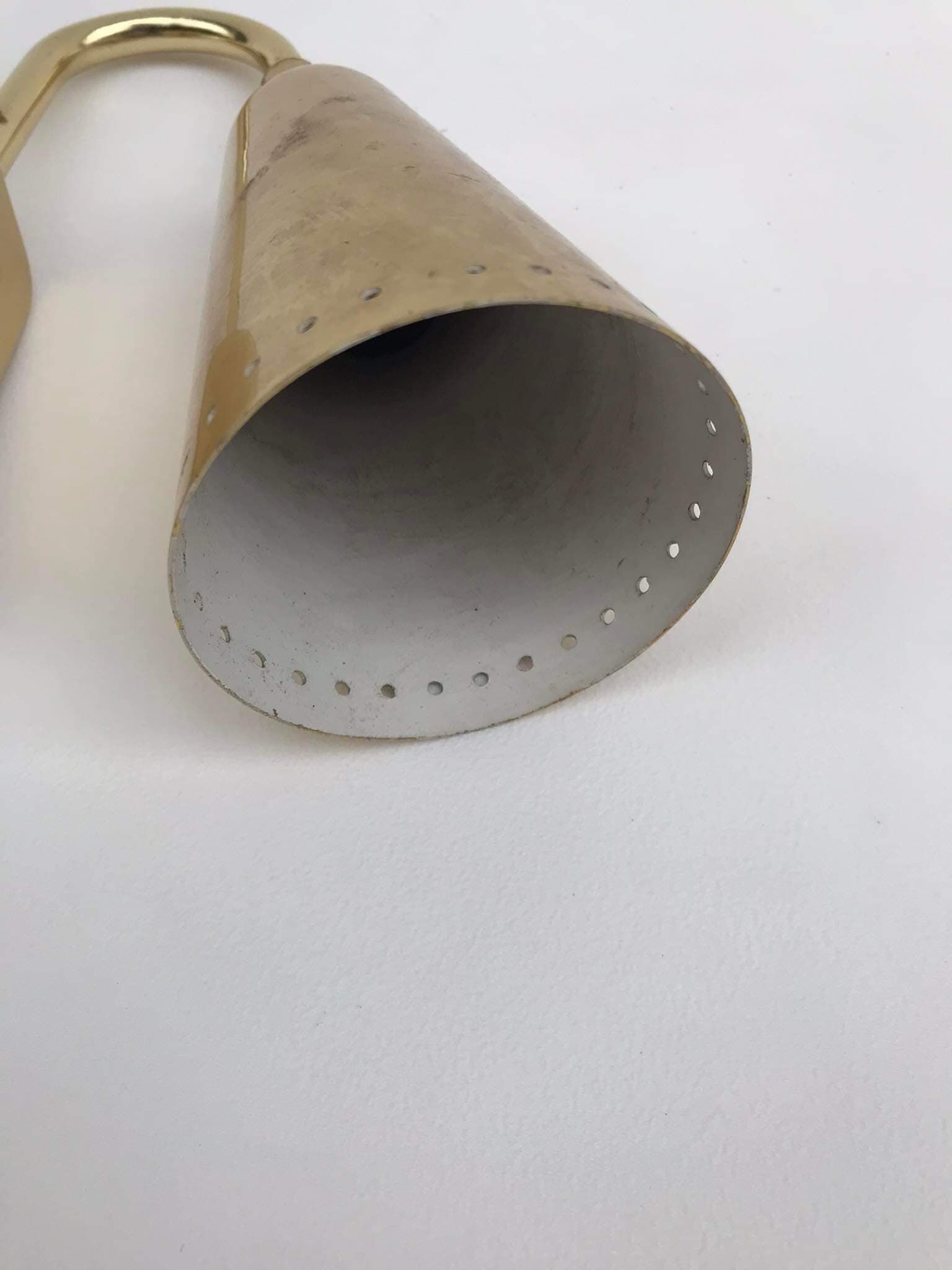 Paire de lampes de chevet dorées, attachées au lit, années 1970, Erco