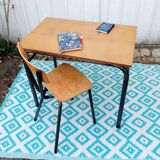 Bureau d'écolier et sa chaise