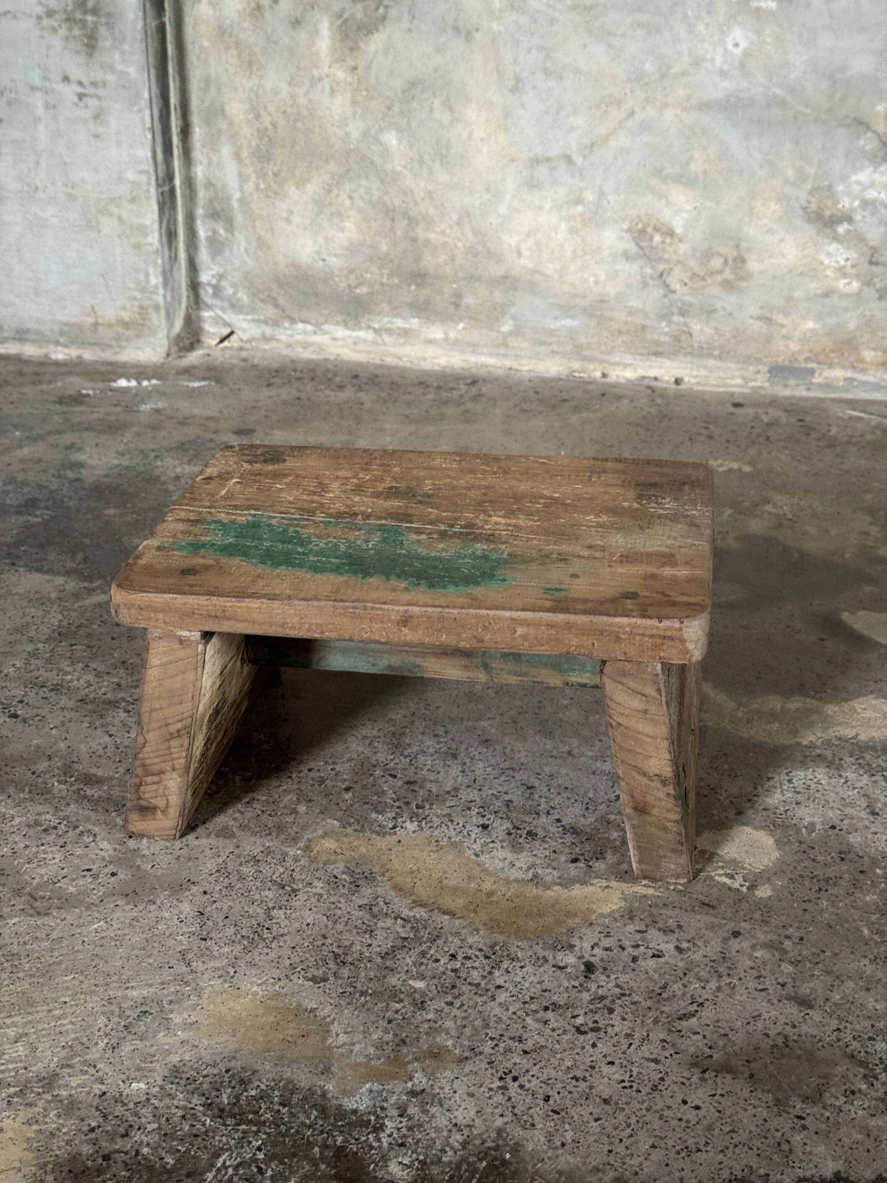 Tabouret d'appoint en teck upcyclé, traces de chromie verte