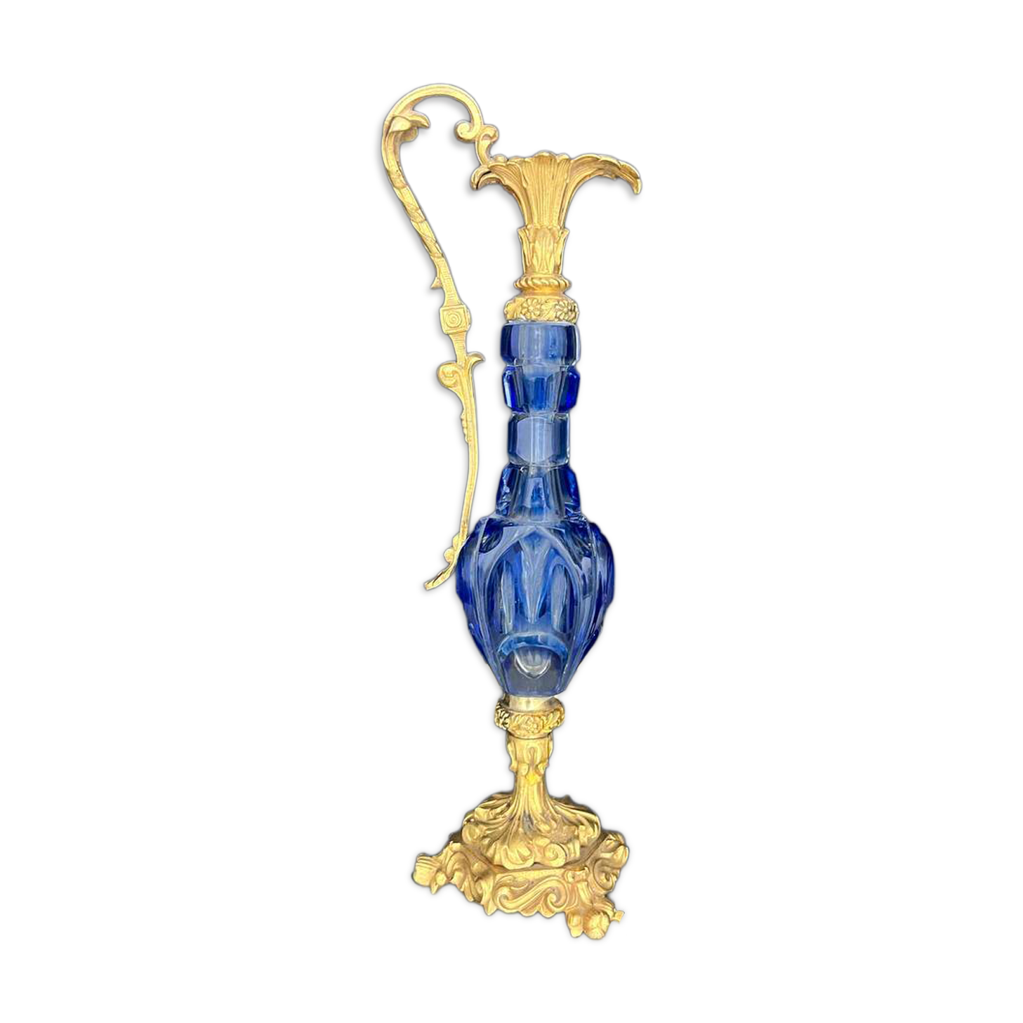 Cut blue crystal jug and gilded bronze, attributed to Baccarat.