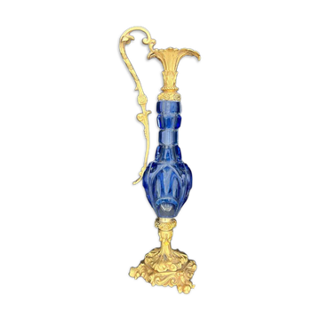Aiguière en cristal bleu taillé et bronze doré, attribuée à Baccarat