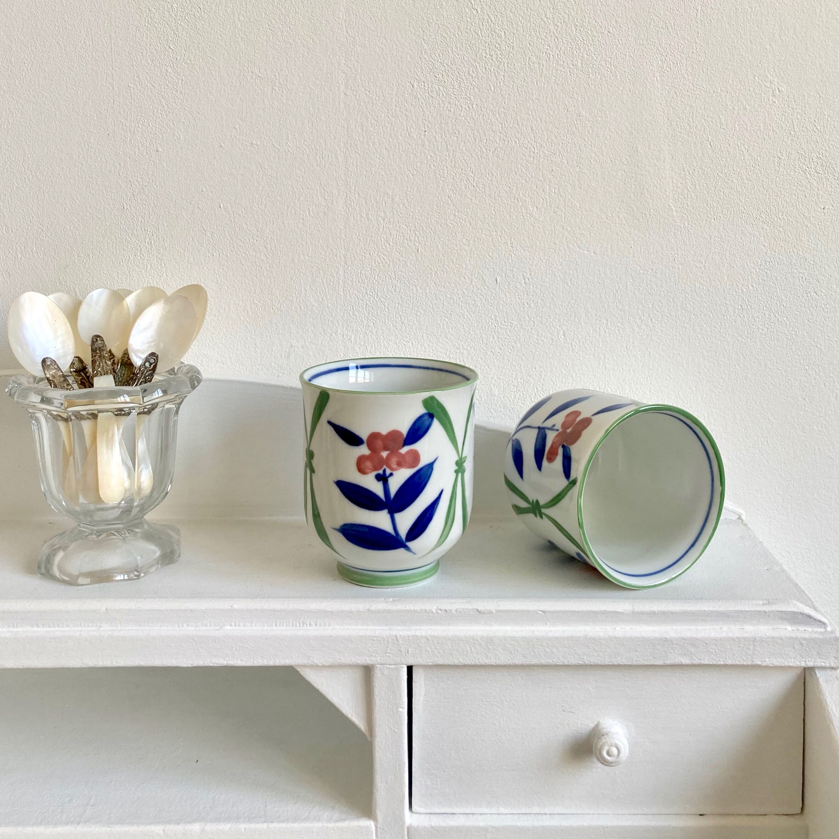 Porcelain cup duo