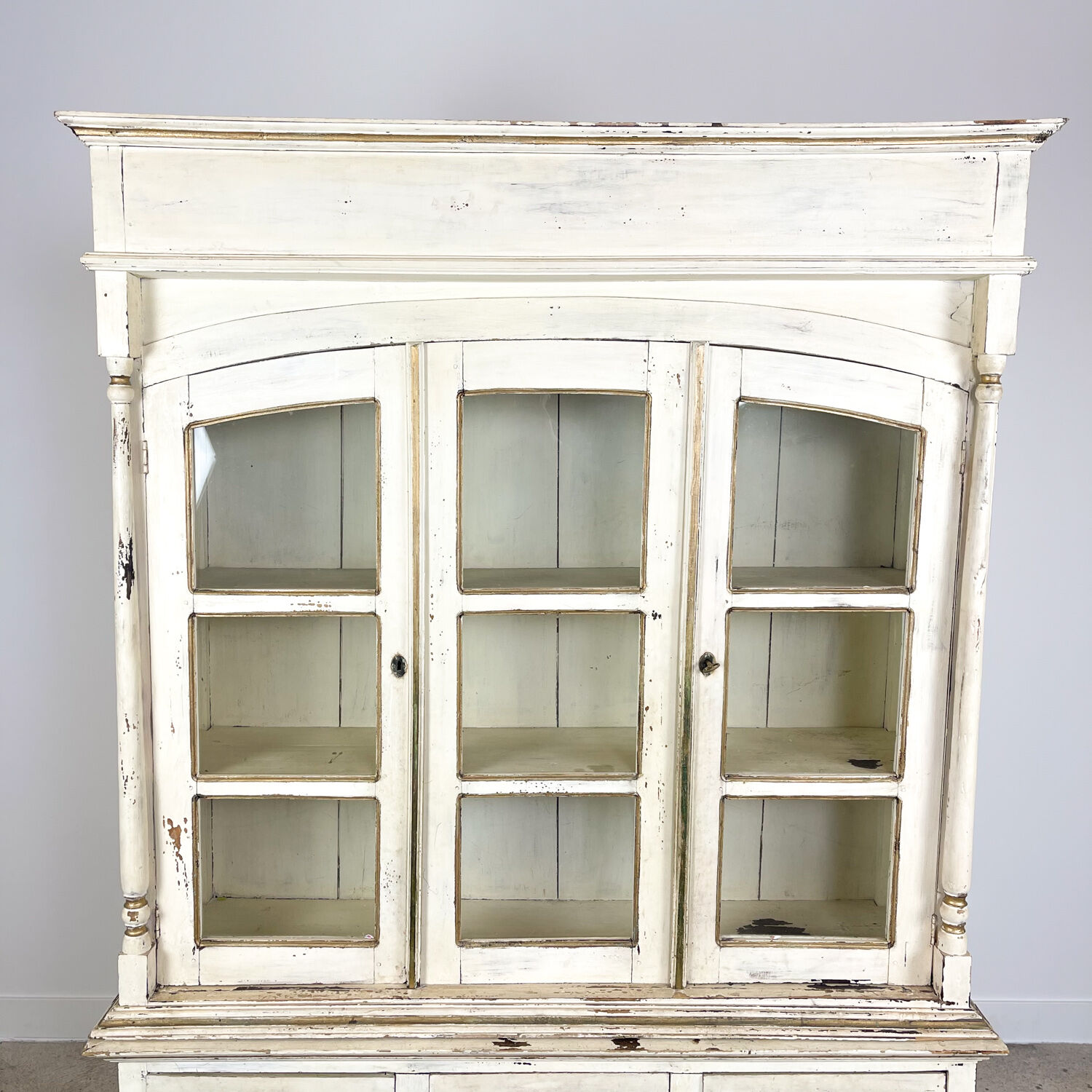 Vintage brocant White painted Kitchen display cabinet