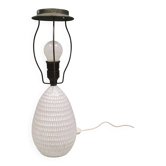Lampe de table ancienne en céramique avec de beaux détails.