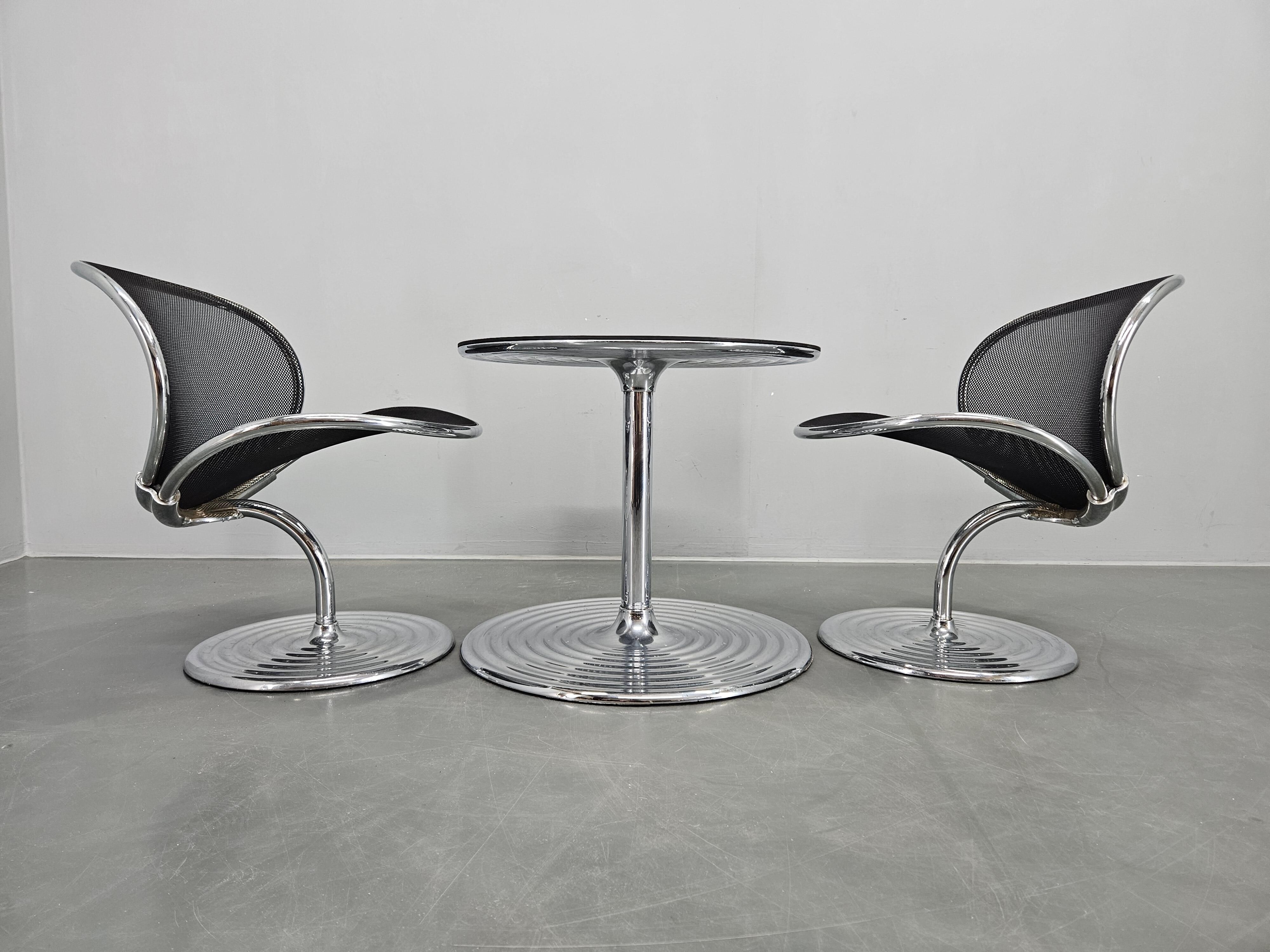 Ensemble de deux chaises et table basse O-Line, Herbert Ohl pour Wilkhahn, années 1980.