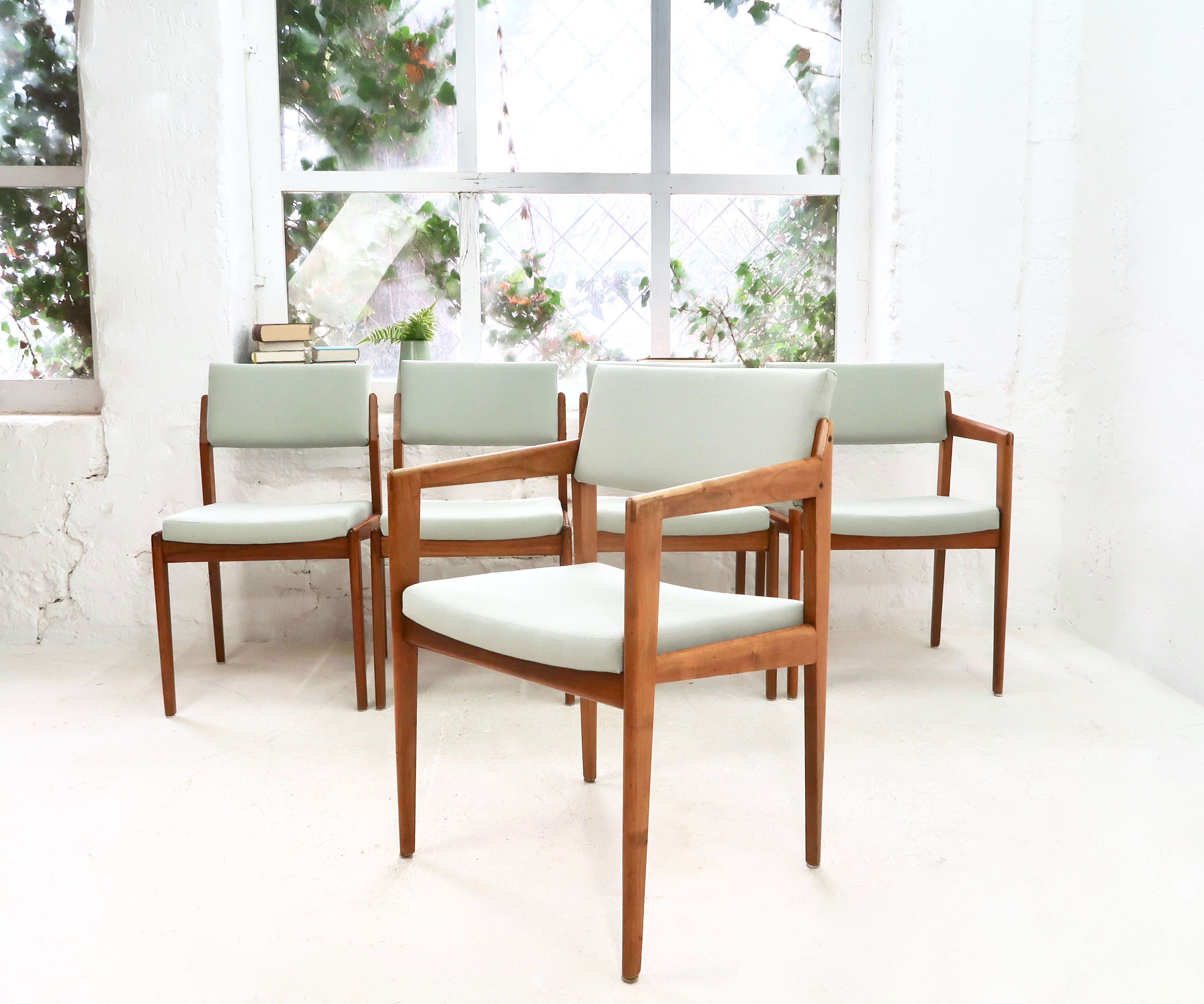 Set of five Dining Chairs by Thonet, 1960s