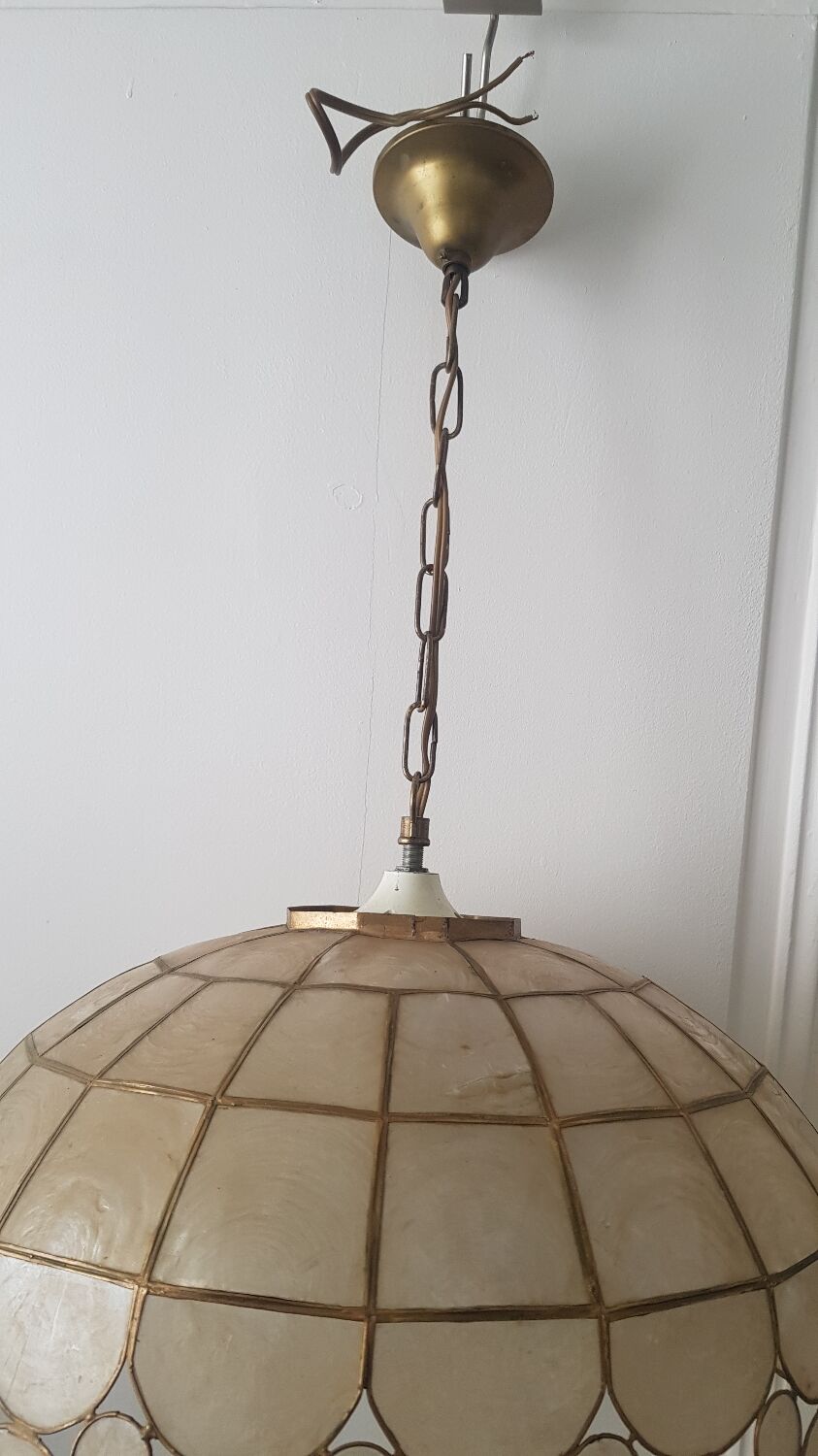 Mother-of-pearl and brass suspension