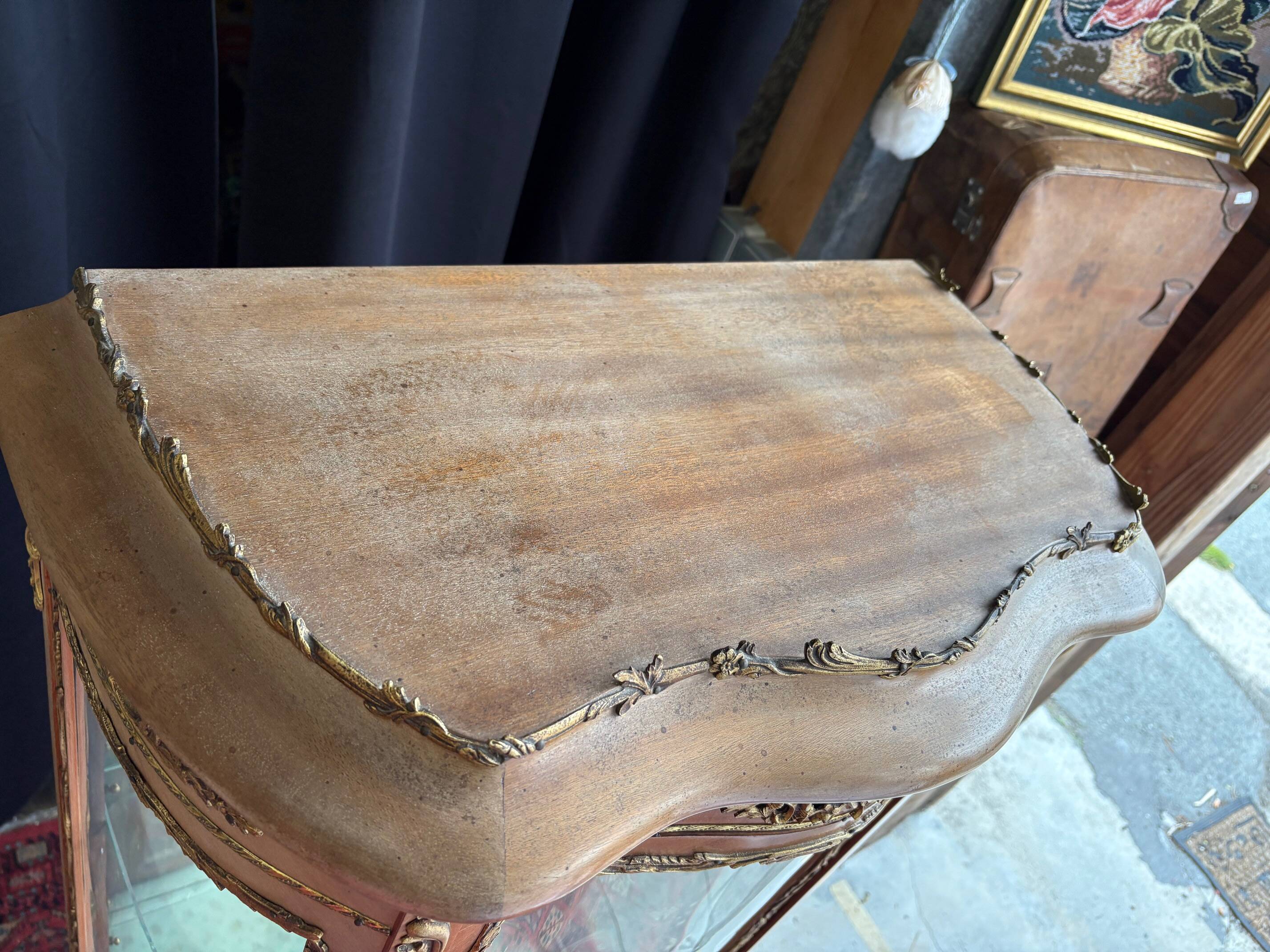 Louis XV/Transition style display cabinet in wood and gilt bronze