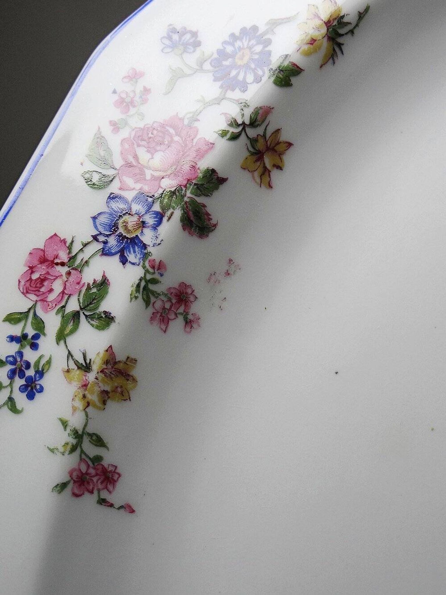 Service plate Bernardaud Limoges porcelain with floral decoration from the 1920s to 1950s.
