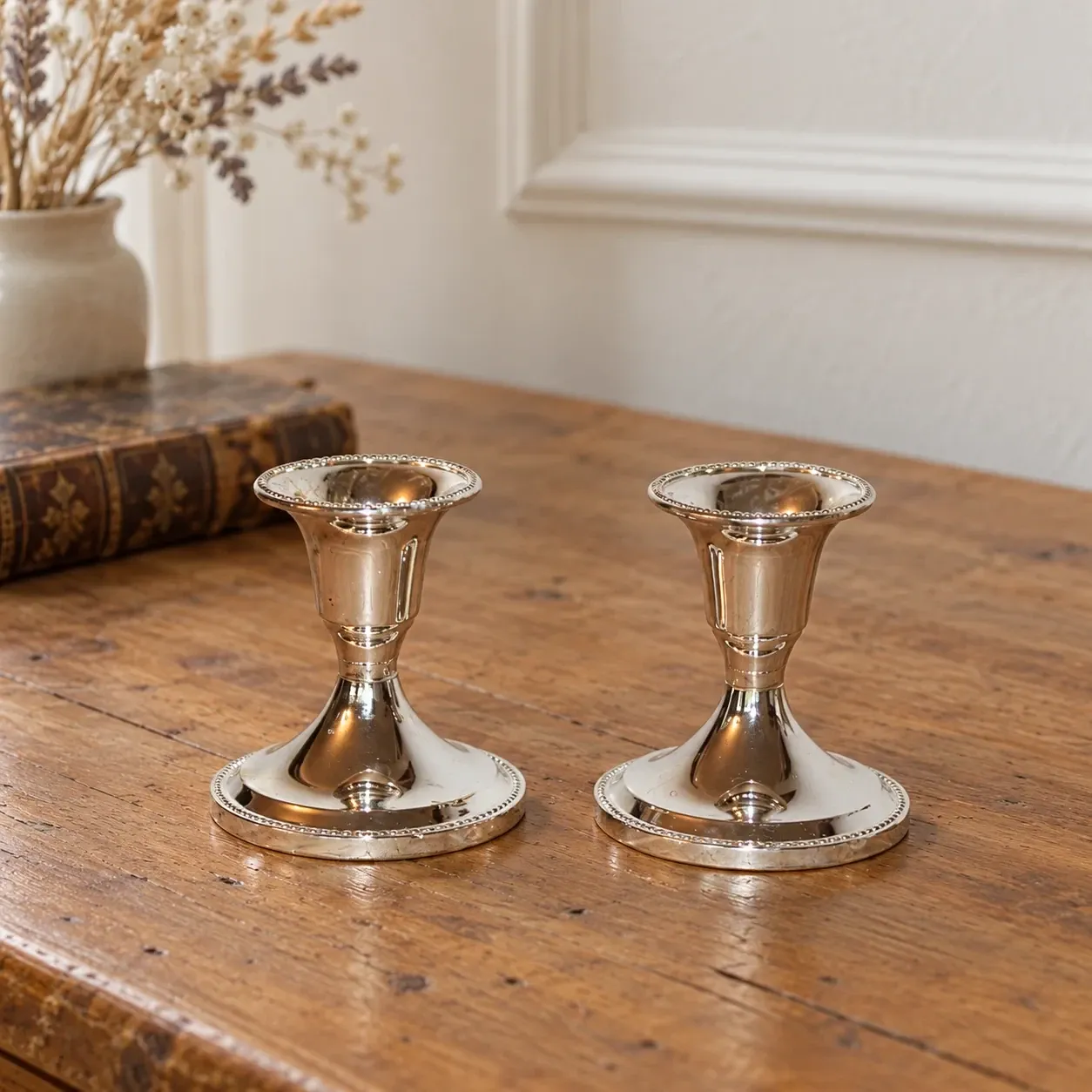 Pair of small silver candle holders with beaded borders – With Boursault box – H 7 cm