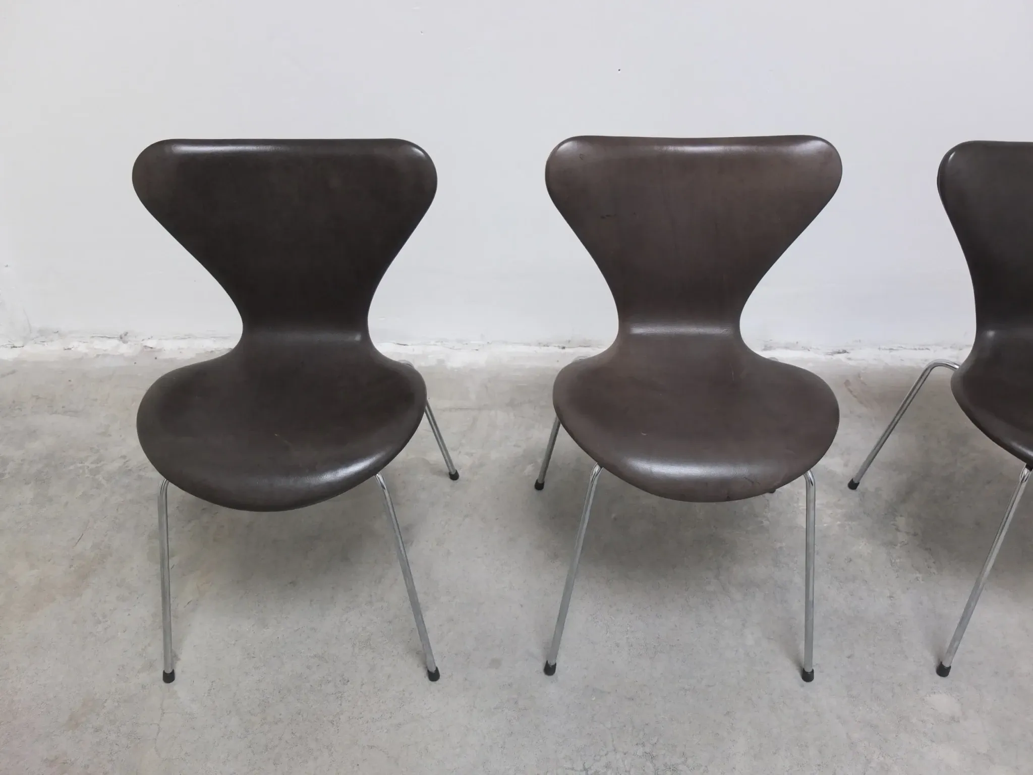 Set of 4 'Series 7' chairs in leather by Arne Jacobsen for Fritz Hansen, 1955