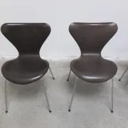 Set of 4 'Series 7' chairs in leather by Arne Jacobsen for Fritz Hansen, 1955
