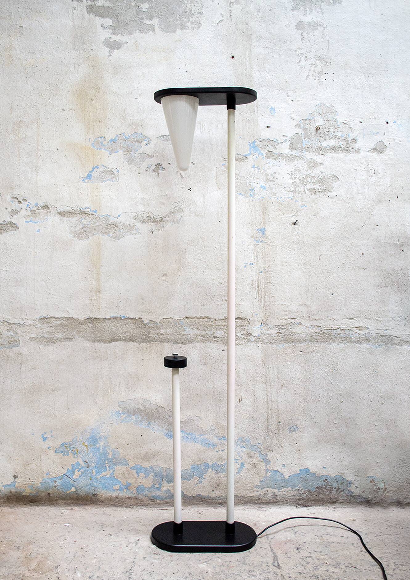 Lampada da terra alogena cono di vetro e metallo laccato Italia  Anni '70