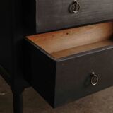 Commode noire à 2 tiroirs, plateau en bois brut et pied fuselés