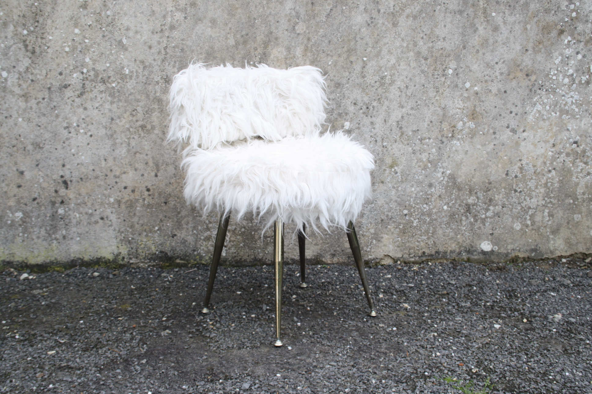 Vintage chair in white moumoute
