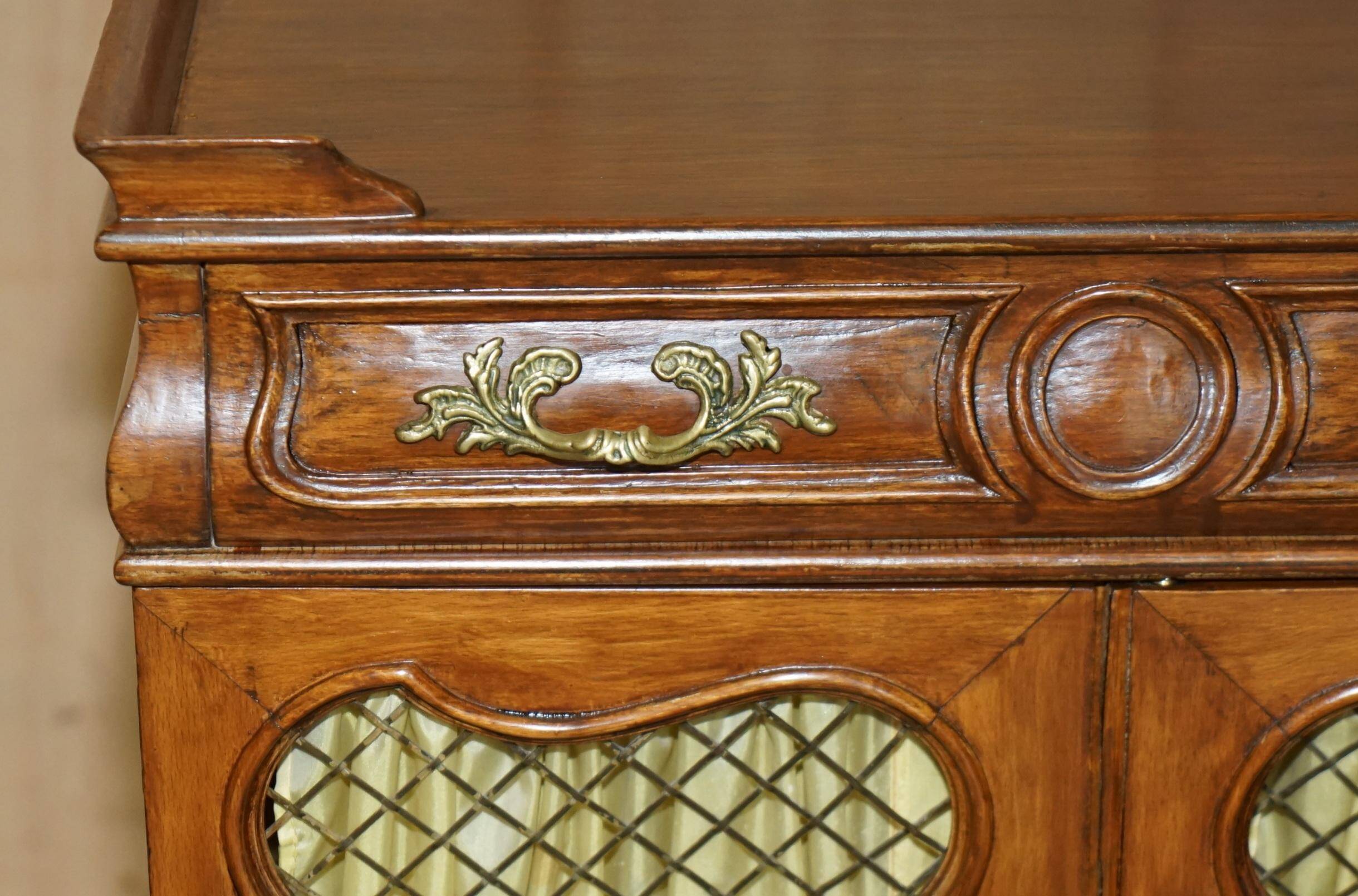 Paire d'armoires latérales vintage en noyer avec laiton ajouré et soie