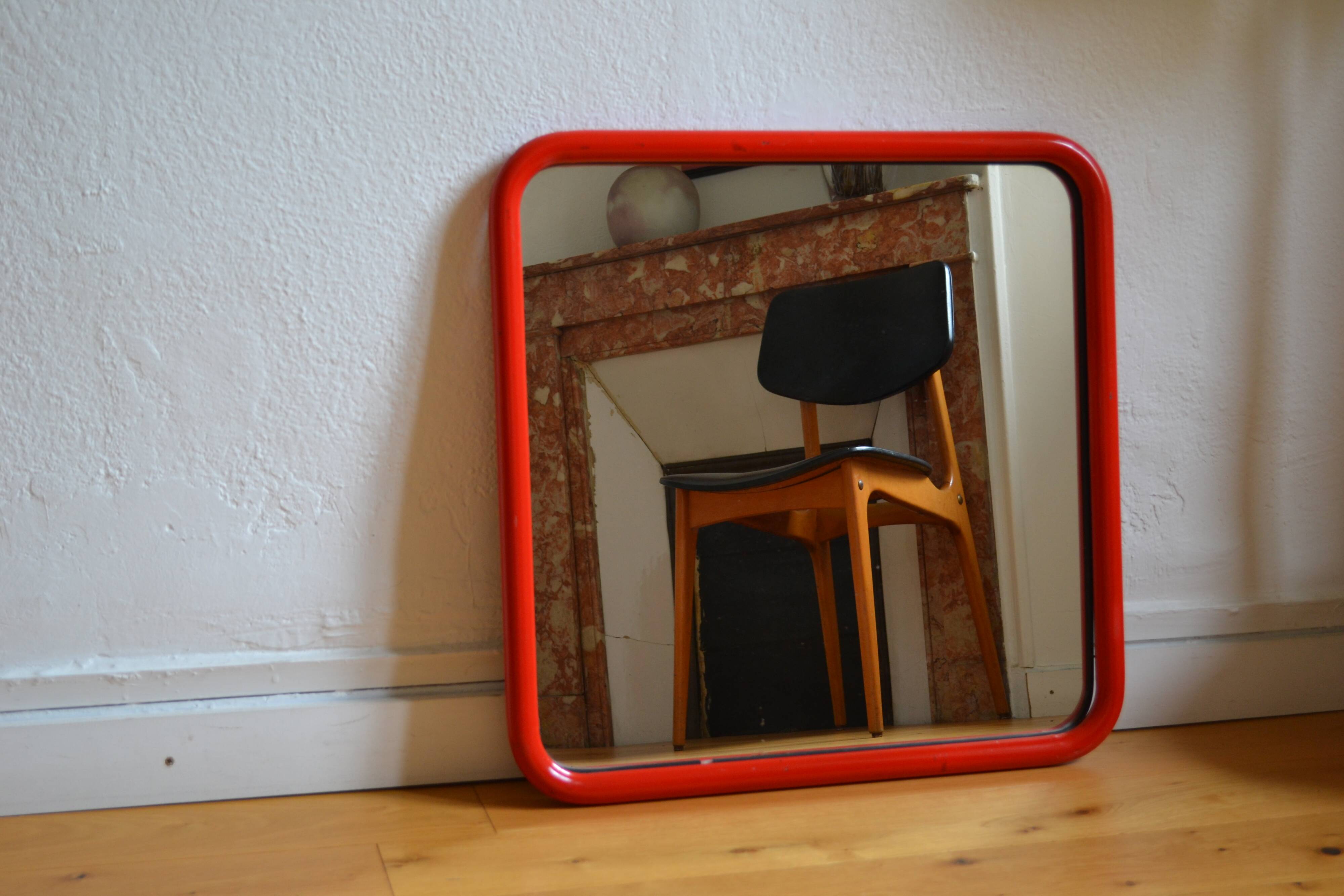 80s red post-modernist mirror dim: 60 x 60 cm