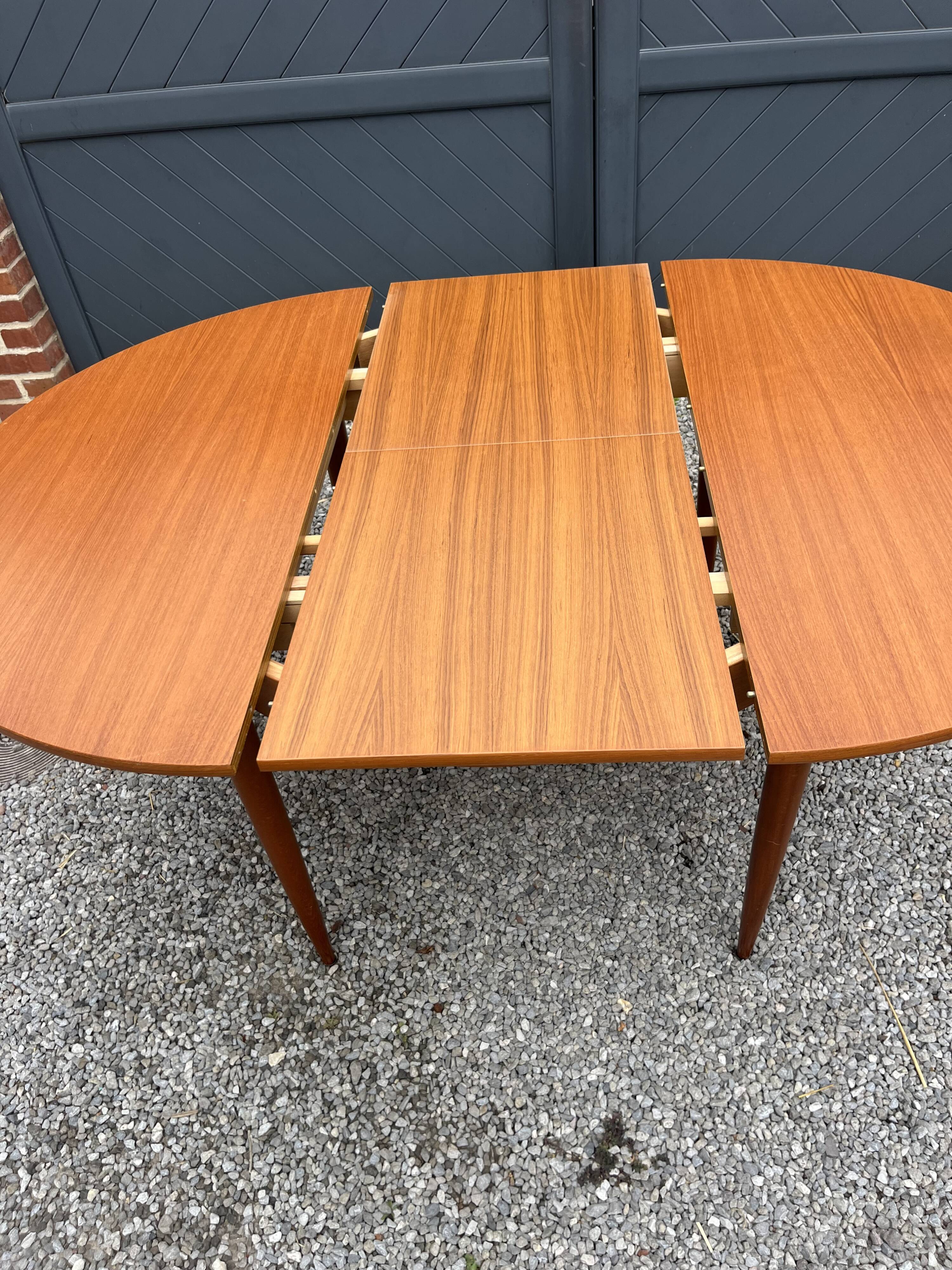 Table ronde en teck extensible design scandinave