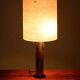 Lampe de table en teck et laiton