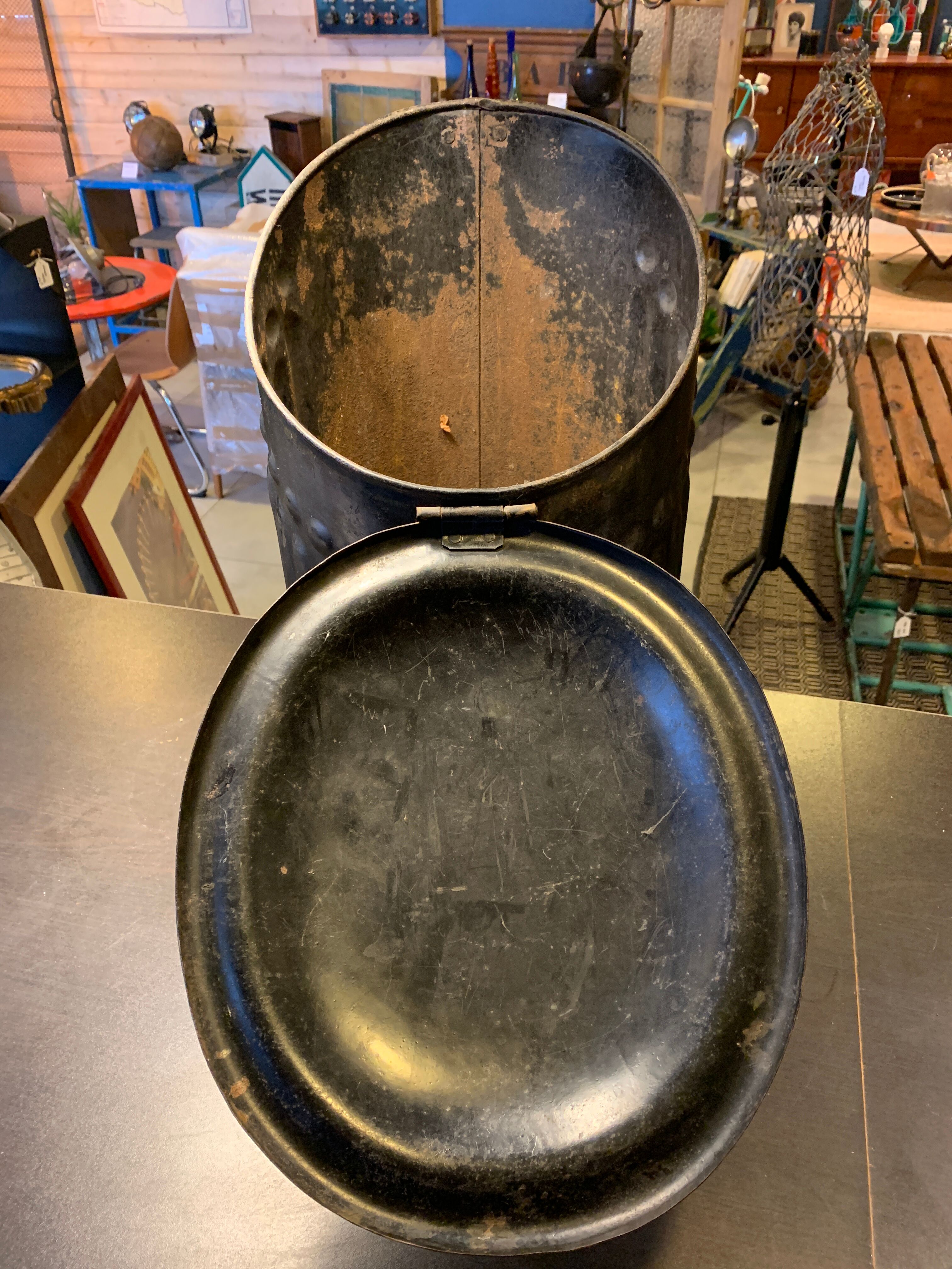 Coal tray decorated in black sheet metal