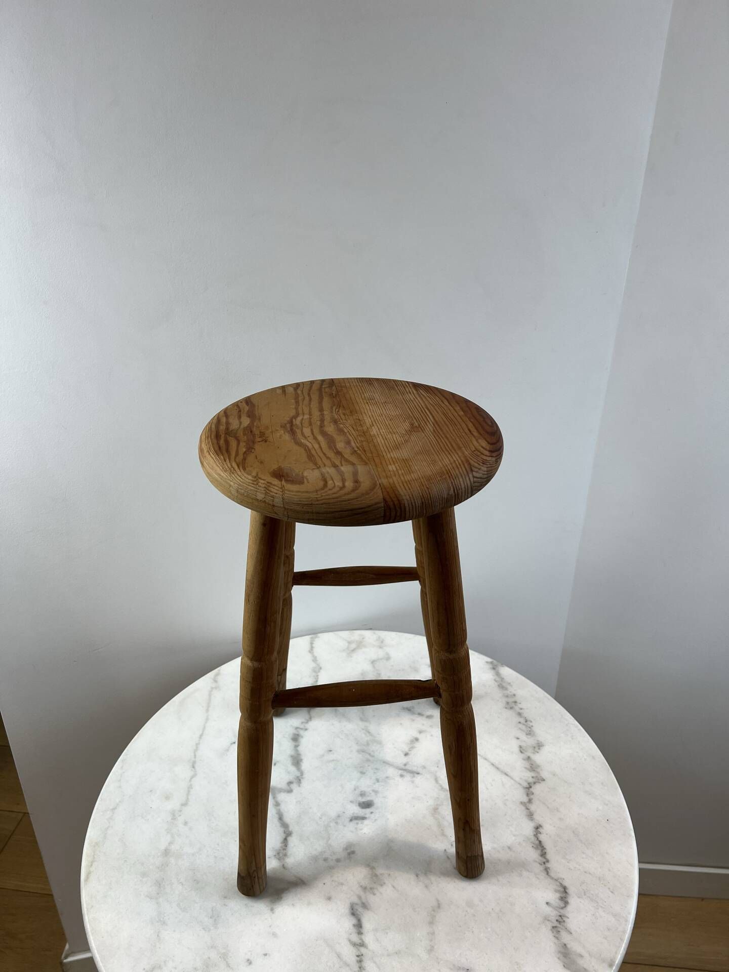 Tabouret haut en bois tourné à trois pieds