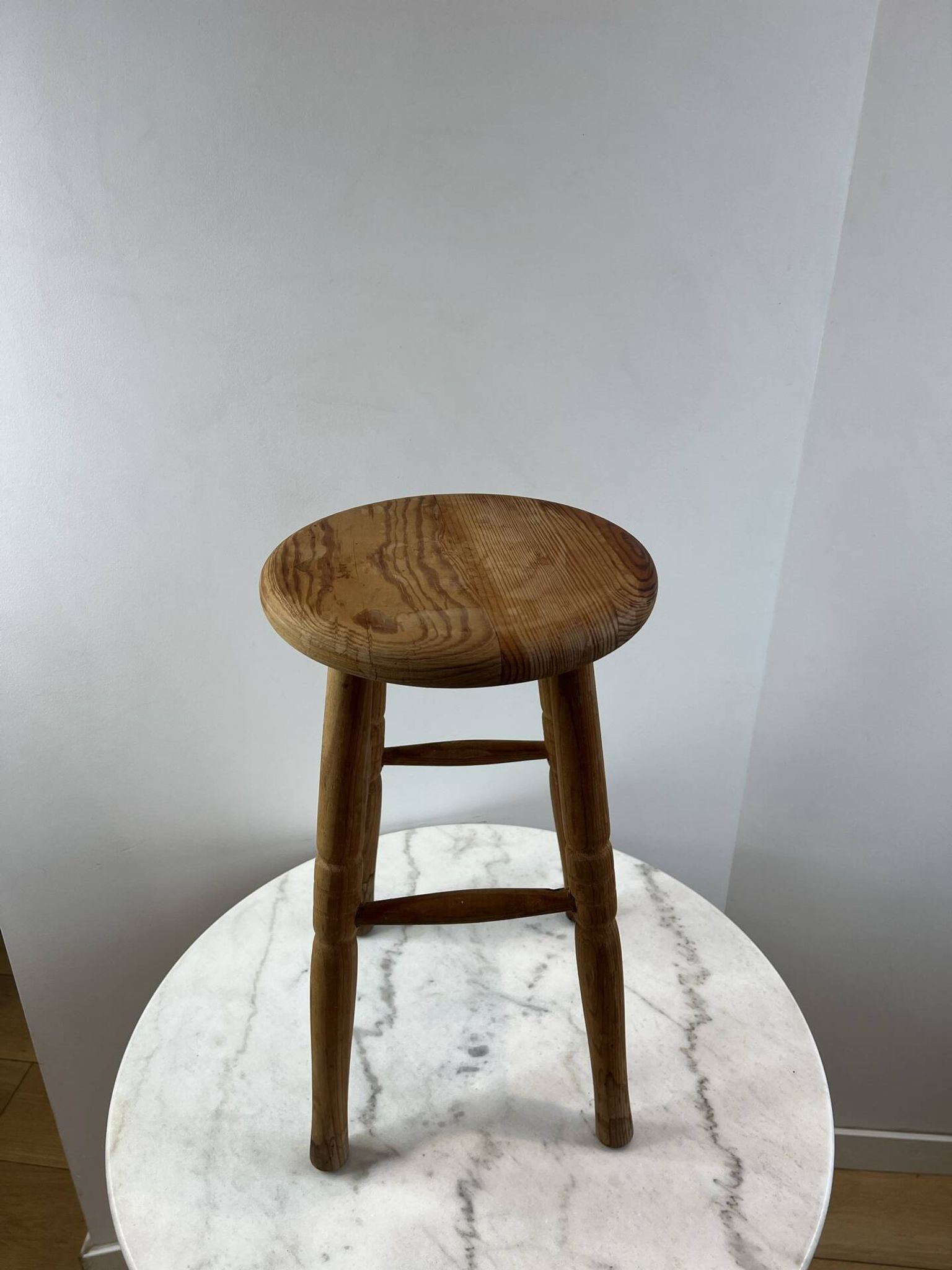 Tabouret haut en bois tourné à trois pieds