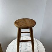 Tabouret haut en bois tourné à trois pieds