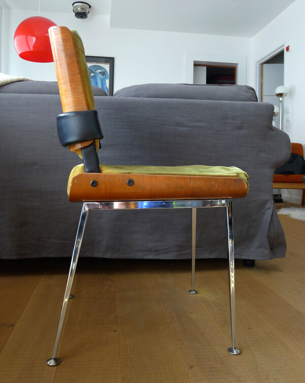 Chaise de chez Modern'Tube série Marcom