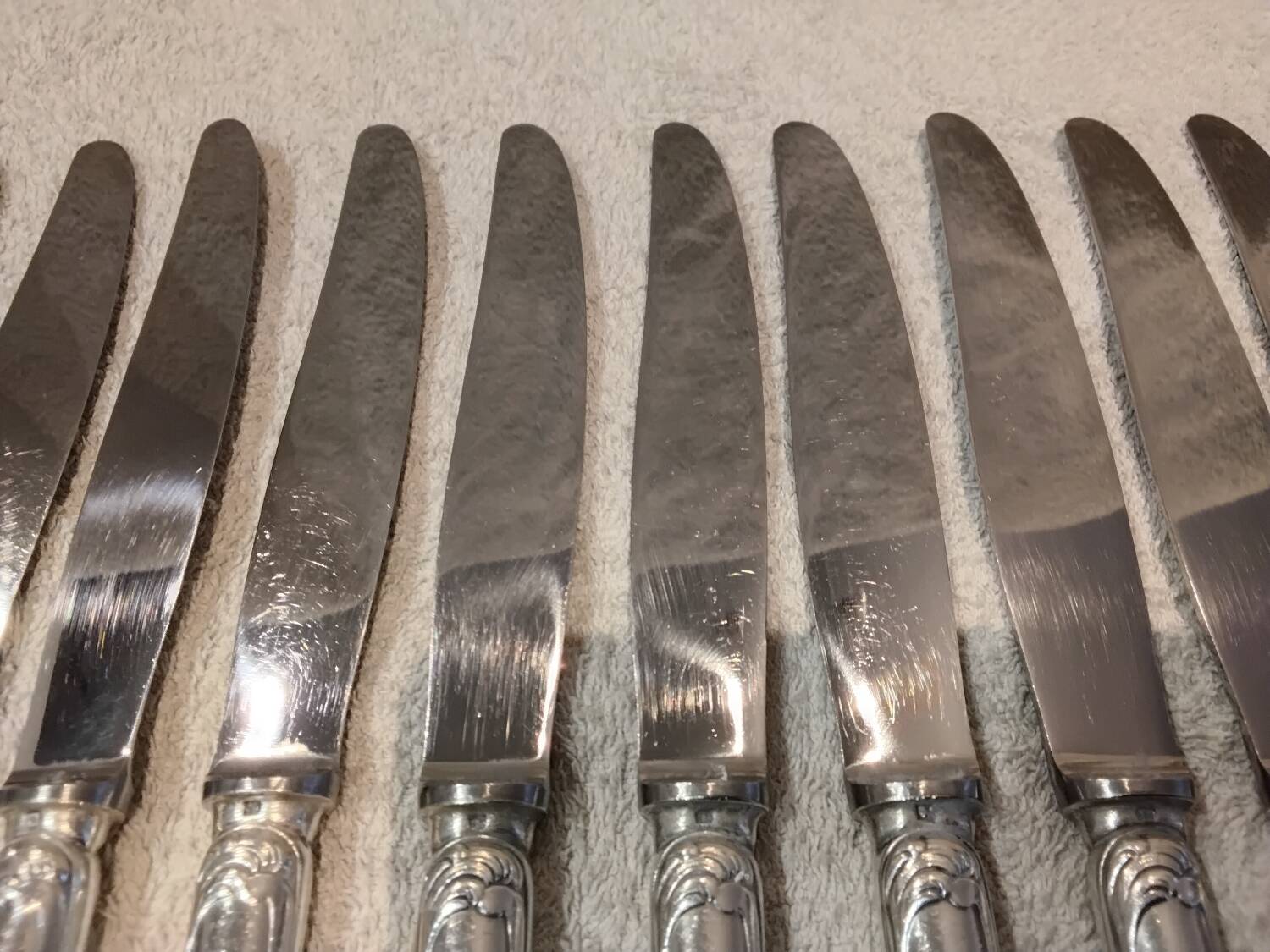 12 couteaux de table en métal argenté orfèvre Christofle Marly