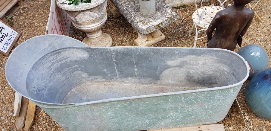 Zinc bathtub