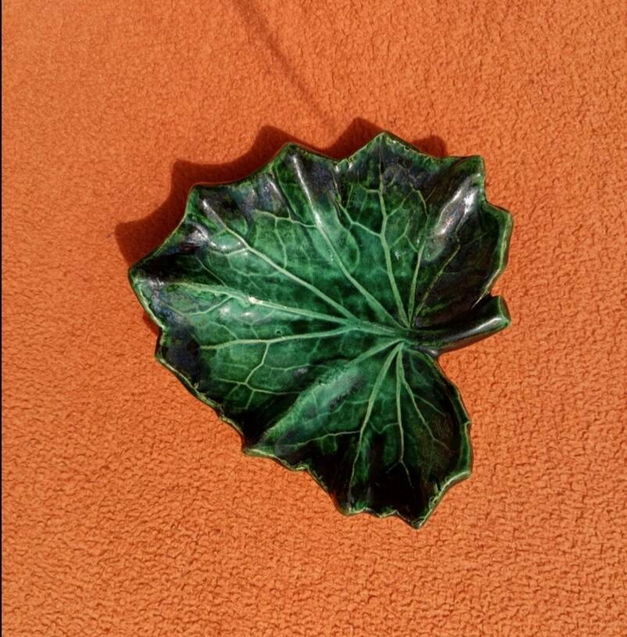 Retro leaf pocket emptier