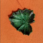Retro leaf pocket emptier