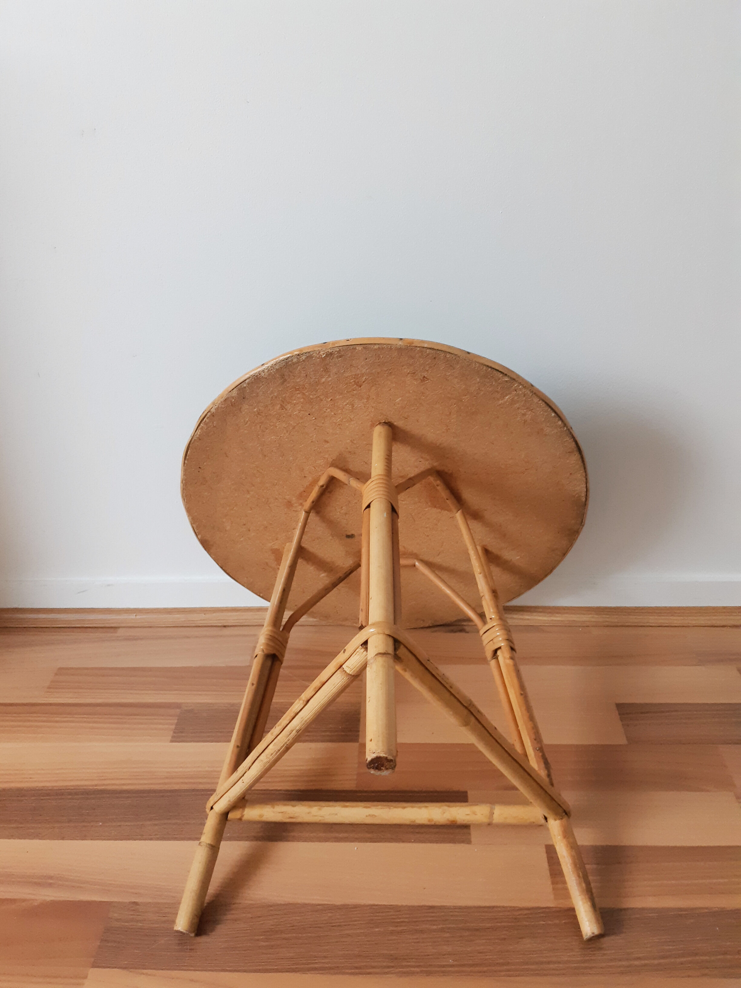 Table ronde vintage en rotin , tripode