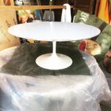 Coffee table by Eero saarinen for Knoll international