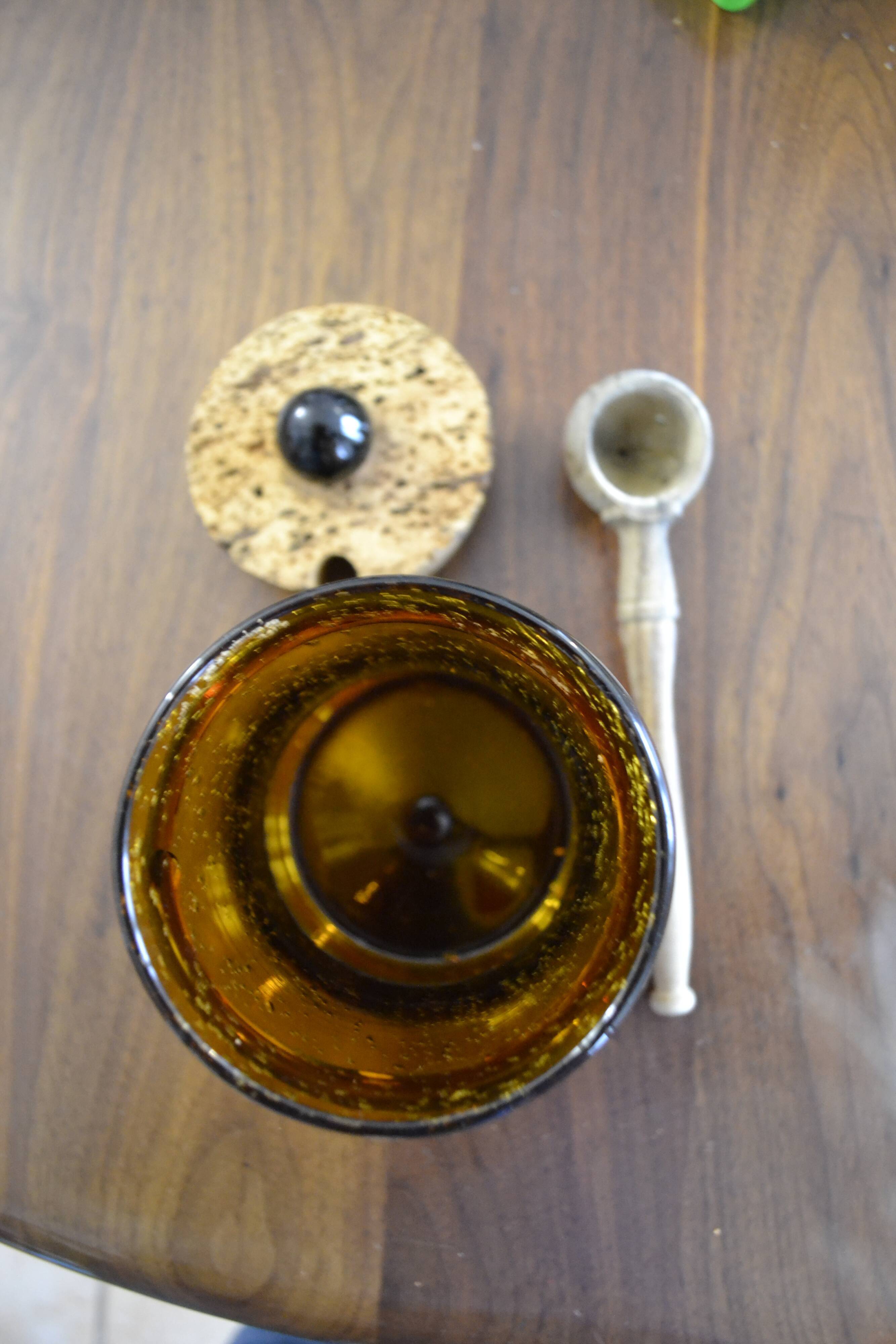 Pot en verre fumé avec son couvercle en liége
